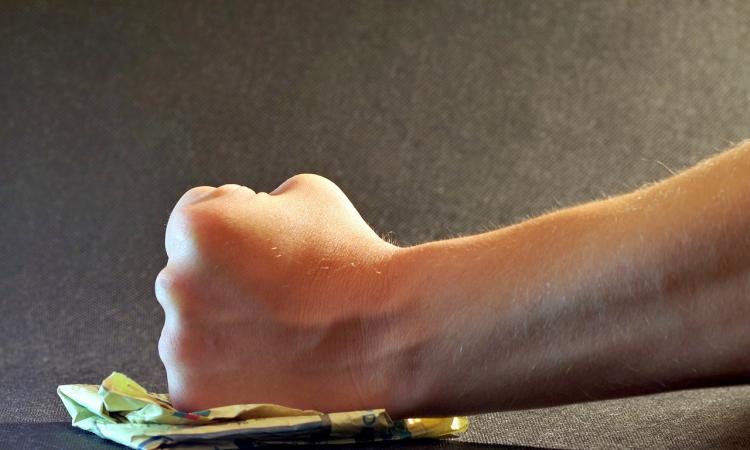 Prende una manata e reagisce con un pugno: per il giudice non è legittima difesa