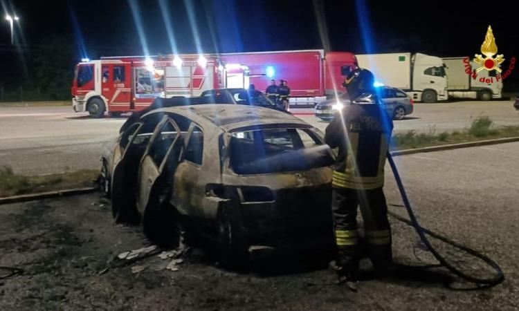 Vettura divorata dalle fiamme: paura al casello dell'A14 Vettura divorata dalle fiamme: paura al casello dell'A14