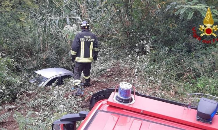 Perde il controllo dell'auto e vola nella scarpata per 5 metri: il conducente a Torrette