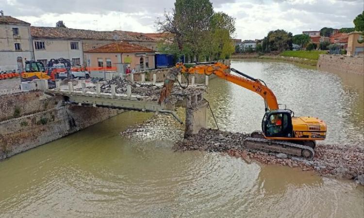 Senigallia, demolito il ponte Garibaldi: era il simbolo dell'alluvione 2022