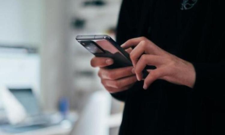 Tenta di evitare la separazione della vicina per paura di perdere la casa: denunciata per molestie telefoniche