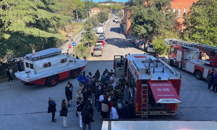 Macerata, "A scuola di vita": incontro fra studenti e vigili del fuoco