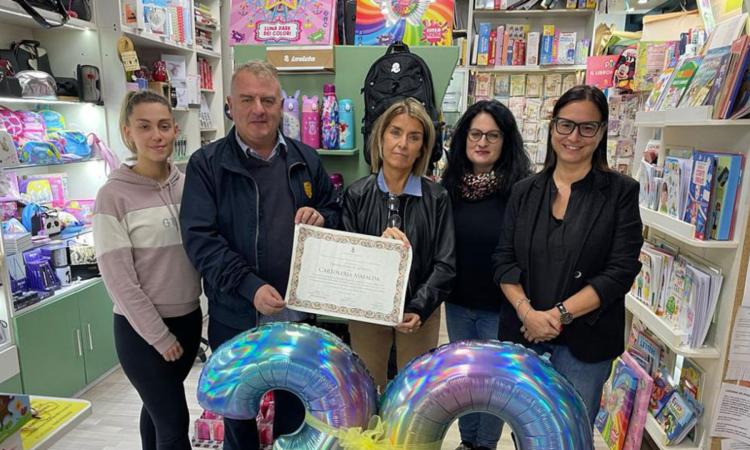 Tolentino, la cartoleria Mafalda festeggia 30 anni di attività: il Comune la celebra con un attestato