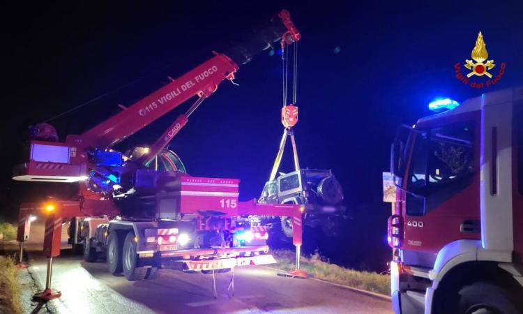 Auto finisce in una scarpata, conducente incastrato tra le lamiere lancia l'allarme con il clacson