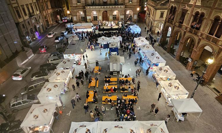 Tolentino, la Castagnata di San Martino in piazza è un successo