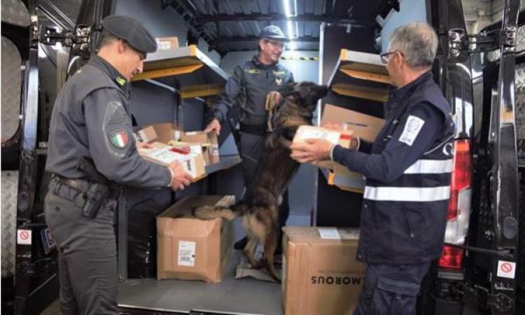 In aeroporto intercettato un panetto di hashish: denunciato un minorenne