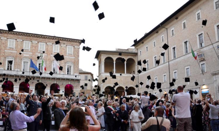 L'università di Macerata cerca laureati di 25 e 50 anni fa