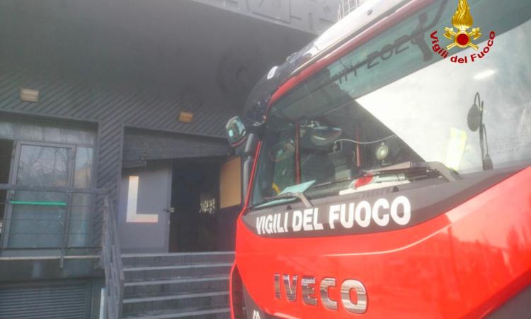 Incendio all'alba, fiamme nella discoteca Luxury: intervengono tre squadre dei vigili del fuoco