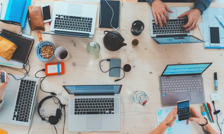 Chi decide le top list dei migliori servizi online?