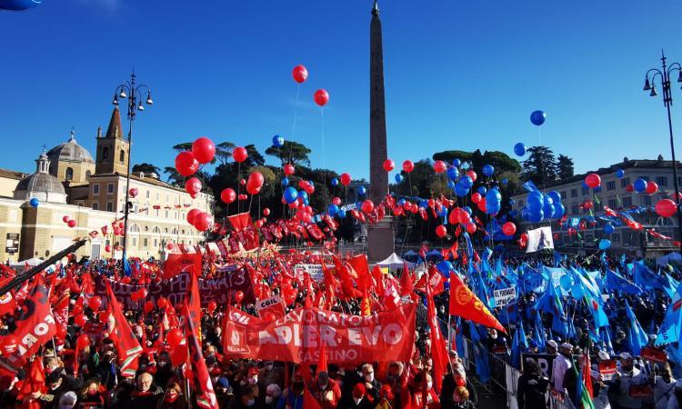 Sciopero generale Cgil e Uil, manifestazione anche a Macerata in piazza Battisti Sciopero generale Cgil e Uil, manifestazione anche a Macerata in piazza Battisti