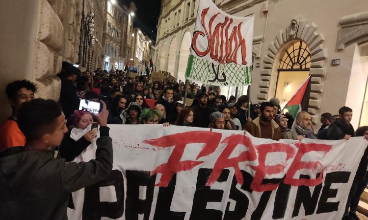 "Nessuna collaborazione con Israele": il corteo pro Palestina si conclude con l'occupazione di Filosofia