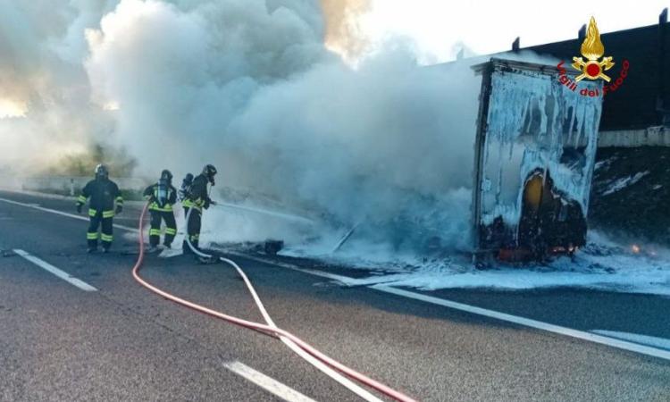Camion in fiamme sull'A14: viabilità in tilt Camion in fiamme sull'A14: viabilità in tilt