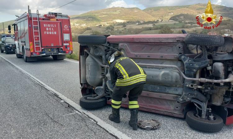 Due auto si scontrano e una si ribalta lungo la provinciale: un uomo in ospedale