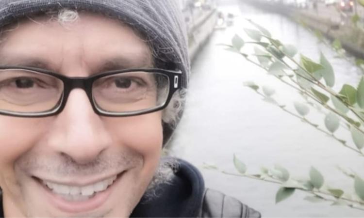 Giovanni Allevi sorride sui Navigli: "Per ritrovare le forze e accogliere con dolcezza il dolore" Giovanni Allevi sorride sui Navigli: "Per ritrovare le forze e accogliere con dolcezza il dolore"