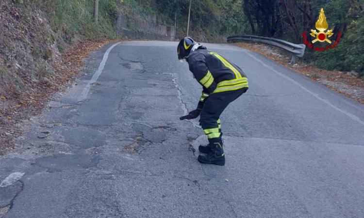 Si rompe tubazione di metano, strada chiusa: intervengono i vigili del fuoco