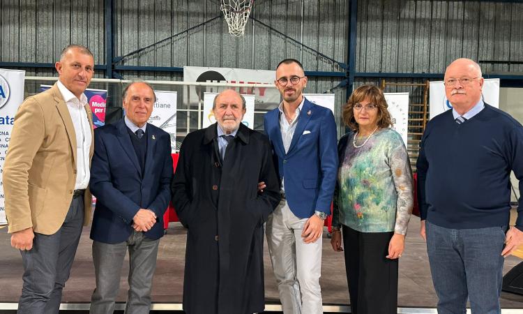 Galimberti conquista Matelica: oltre mille presenze alla lectio del filosofo Galimberti conquista Matelica: oltre mille presenze alla lectio del filosofo