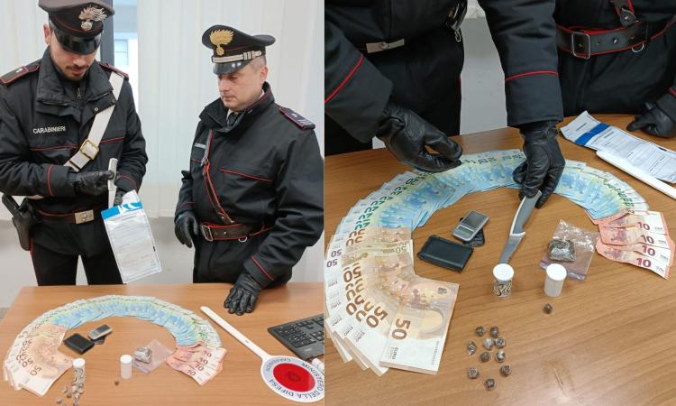 Tolentino, guida a fari spenti in centro: fermato dai carabinieri, nella minicar nascondeva hashish Tolentino, guida a fari spenti in centro: fermato dai carabinieri, nella minicar nascondeva hashish