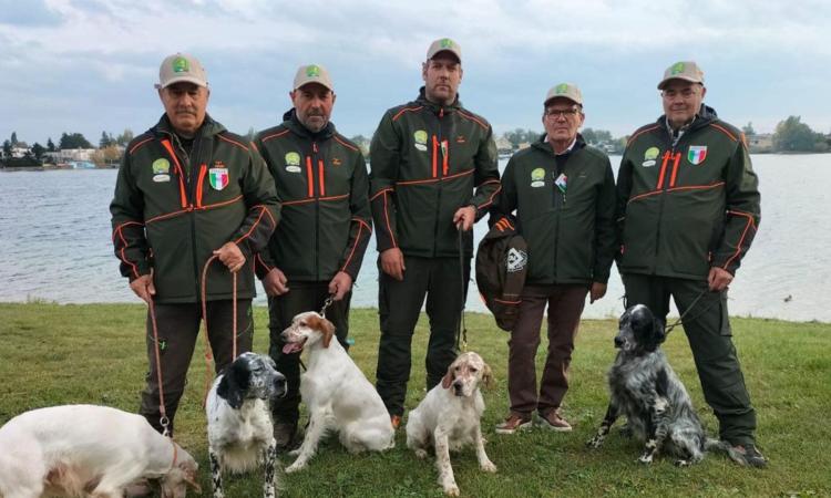 Valfornace, due ori agli europei e ai mondiali: consegnata targa al campione di caccia Mirko Caramanti