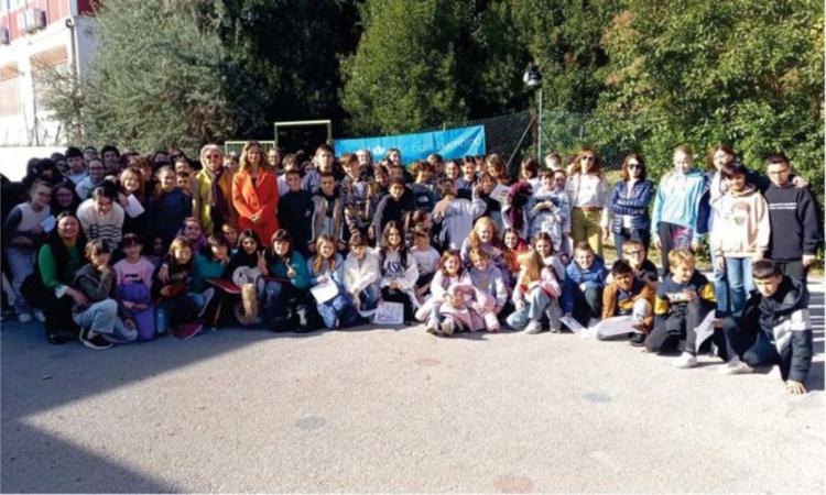 Macerata, il Convitto si tinge d'azzurro: gli alunni con Unicef per la pace