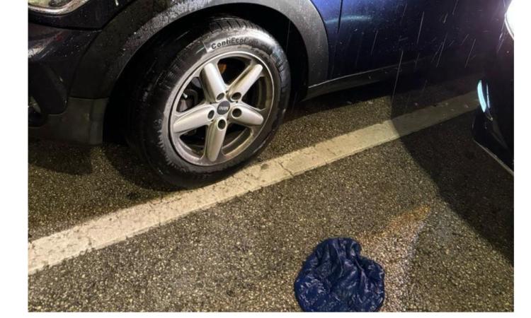 San Severino, violenta rissa in piazza del Popolo: spuntano dei coltelli. Aggredito un agente San Severino, violenta rissa in piazza del Popolo: spuntano dei coltelli. Aggredito un agente