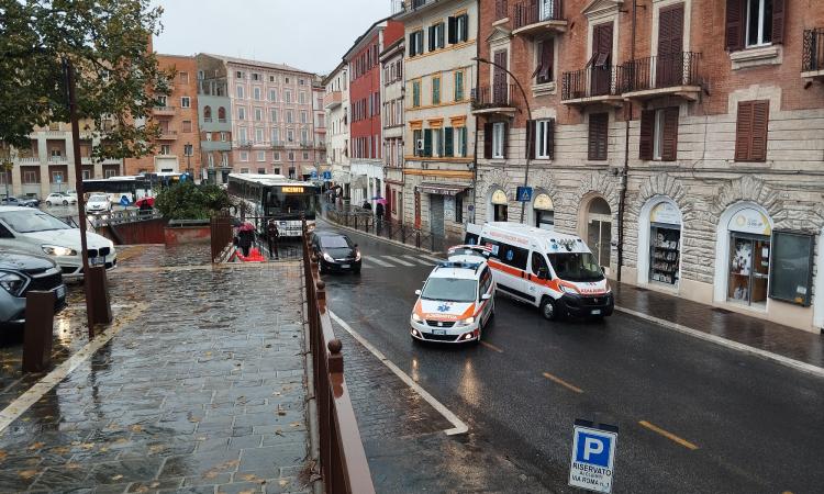 Macerata, asfalto scivoloso: donna investita in via Roma Macerata, asfalto scivoloso: donna investita in via Roma