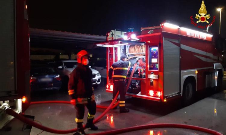 Civitanova, scoppia incendio nell'officina di una concessionaria: distrutte alcune auto