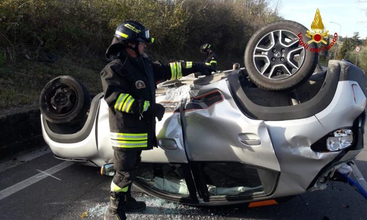 Auto elettrica si ribalta dopo lo scontro con un furgone: paura a Colmurano