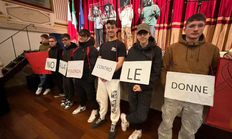 San Severino, gli studenti al "Feronia" per la giornata contro la violenza sulle donne: "Facciamo rumore" San Severino, gli studenti al "Feronia" per la giornata contro la violenza sulle donne: "Facciamo rumore"