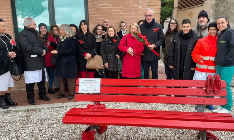 Civitanova, rose rosse contro la violenza sulle donne: "Promuoviamo un cambiamento culturale"