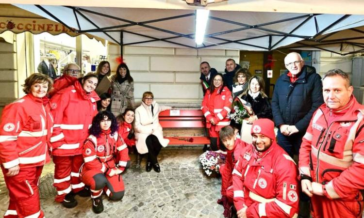 Matelica, una panchina rossa in piazza Garibaldi nel ricordo di Concetta Marruocco