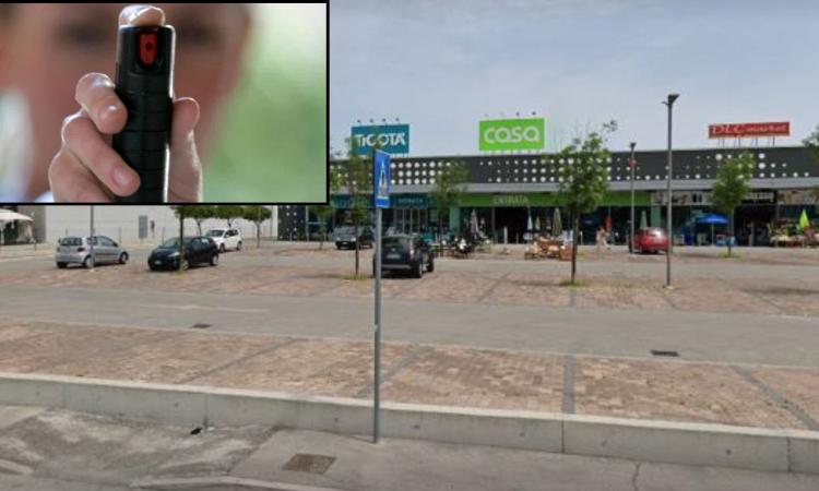 Porto Recanati, spray al peperoncino scatena il panico al centro commerciale Porto Recanati, spray al peperoncino scatena il panico al centro commerciale