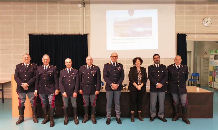 Civitanova, educazione e sicurezza stradale: oltre 200 studenti sul "pullman azzurro" della polizia