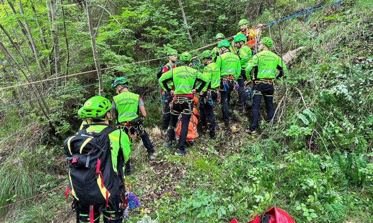 Treia, rovinosa caduta con la bici in un sentiero attrezzato: soccorso biker