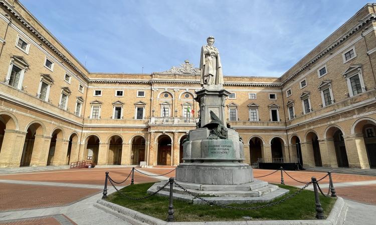Recanati, al via il progetto Sos Cuore in città: defibrillatori esterni nelle aree pubbliche Recanati, al via il progetto Sos Cuore in città: defibrillatori esterni nelle aree pubbliche