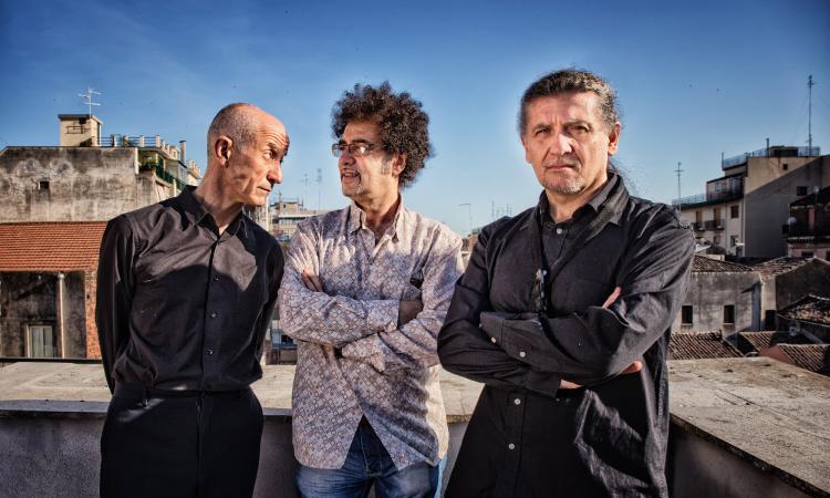 Macerata omaggia Lucio Dalla con un trio d'eccezione: Peppe Servillo, Javier Girotto e Natalio Mangalavite Macerata omaggia Lucio Dalla con un trio d'eccezione: Peppe Servillo, Javier Girotto e Natalio Mangalavite