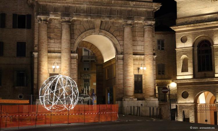 "La Sfera di Peschi trasformata in Albero di Natale, l'arte va rispettata"