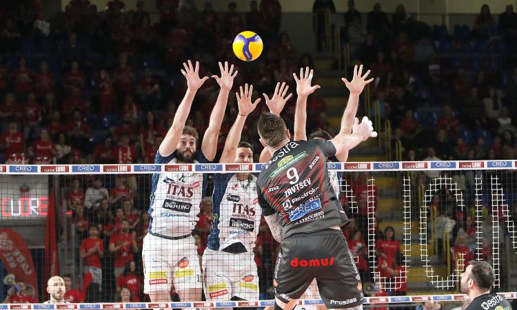 Lube, altra pesante sconfitta in casa: Trento si conferma imbattibile e passa in 3 set Lube, altra pesante sconfitta in casa: Trento si conferma imbattibile e passa in 3 set