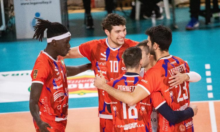 Volley, la Pallavolo Macerata espugna Sorrento: tre punti d'oro e primo posto Volley, la Pallavolo Macerata espugna Sorrento: tre punti d'oro e primo posto