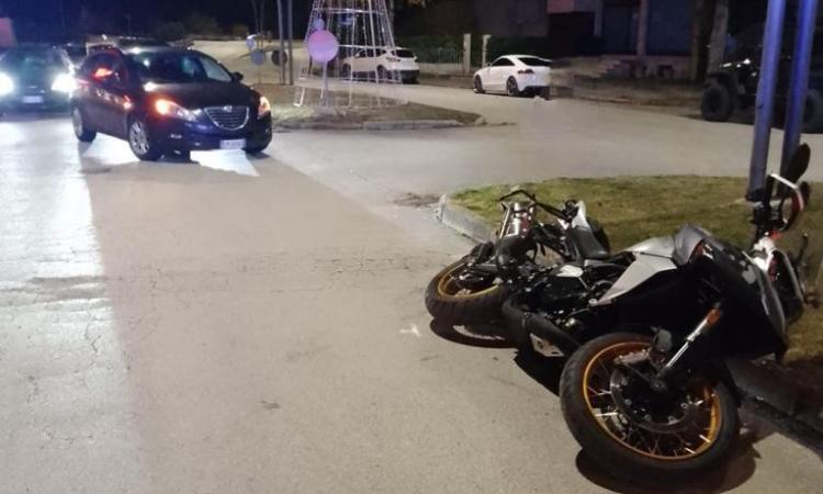 San Severino, incidente all'incrocio: motociclista finisce a terra per evitare impatto con auto San Severino, incidente all'incrocio: motociclista finisce a terra per evitare impatto con auto