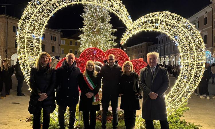 San Severino accende il Natale: addobbato l'albero con 35mila luci a led