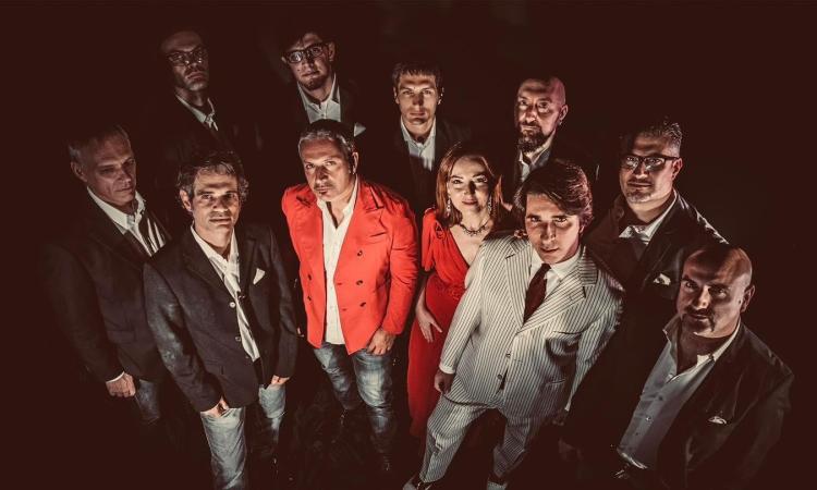 Civitanova, lo swing di Natale tiene a battesimo il nuovo palco di Piazza Conchiglia: concerto del Nico Gori 10tet