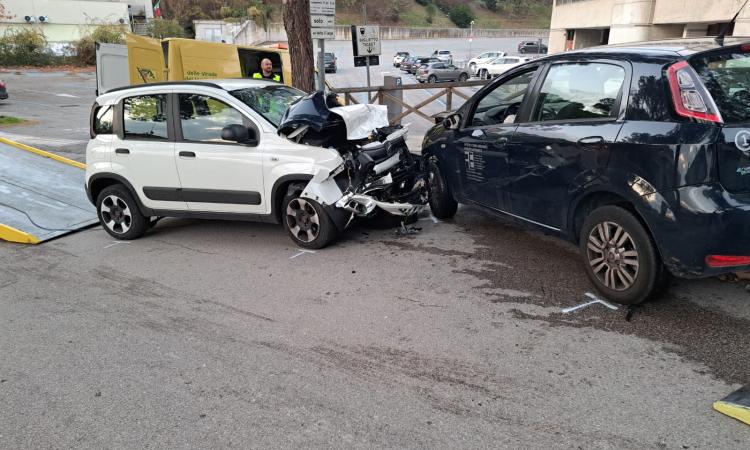Macerata, scontro frontale tra due auto: un ferito all'ospedale Macerata, scontro frontale tra due auto: un ferito all'ospedale