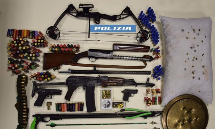 Arsenale in casa, tra armi comuni e la riproduzione di un kalashnikov: denunciato 20enne