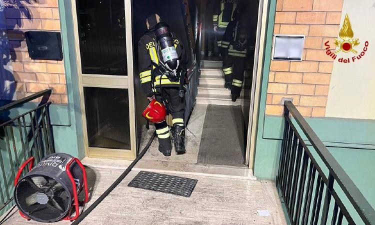 Contatori a fuoco, il fumo invade il vano scala: evacuata palazzina di 6 piani Contatori a fuoco, il fumo invade il vano scala: evacuata palazzina di 6 piani