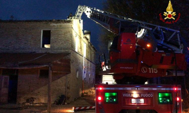 Corridonia, il camino prende fuoco e intacca parte del tetto: evacuate 5 persone Corridonia, il camino prende fuoco e intacca parte del tetto: evacuate 5 persone