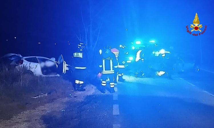 Violento scontro tra due auto nella notte: tre feriti trasferiti a Torrette