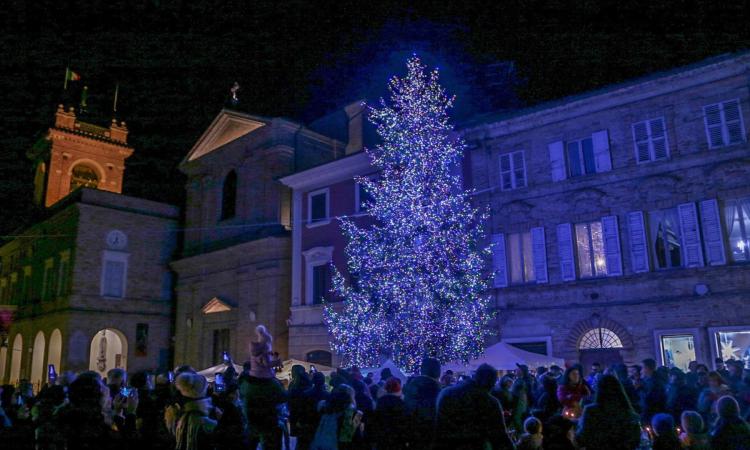 L'accensione dell'albero dà il via agli eventi natalizi di Montefano L'accensione dell'albero dà il via agli eventi natalizi di Montefano