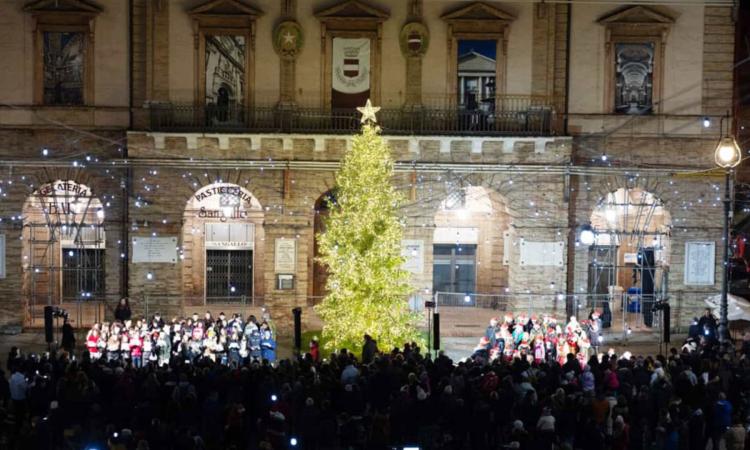 La grotta del Grinch e il coro delle scuole: si accende il Natale a Tolentino La grotta del Grinch e il coro delle scuole: si accende il Natale a Tolentino