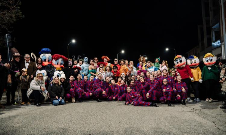 Castelraimondo, il Natale si accende con la parata "Magic Christmas" a tema Disney Castelraimondo, il Natale si accende con la parata "Magic Christmas" a tema Disney