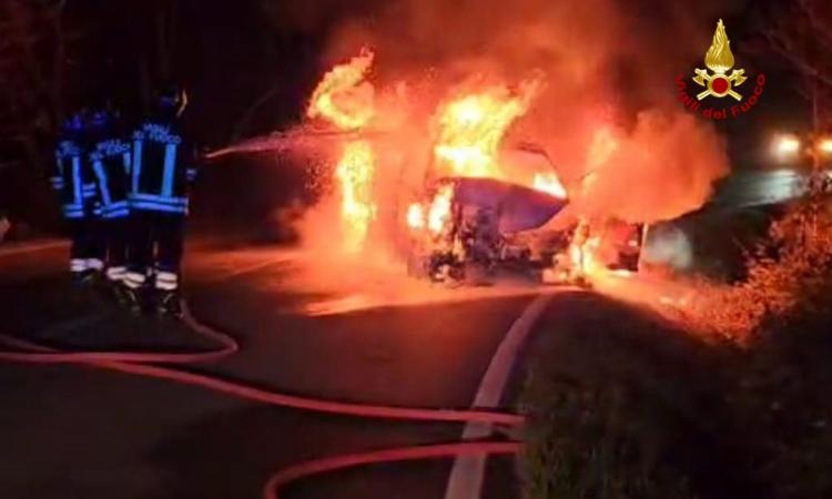 Incidente lungo la statale, un'auto viene divorata dalle fiamme